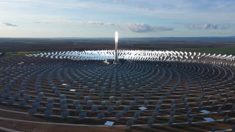 Vista-Aérea-De-La-Torre-De-Energía-Solar-España-Espejos-Gigantes-Reflejando-El-Sol